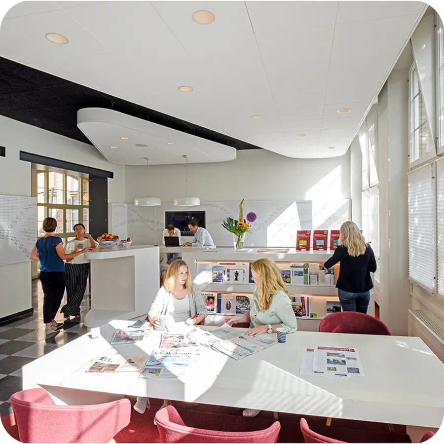 Hulpvraag: help ons bij het inrichten van een slimme, hybride werkomgeving, waar onze medewerkers elkaar makkelijk kunnen vinden én goed digitaal kunnen samenwerken Hulpvraag: help ons bij het inrichten van een slimme, hybride werkomgeving, waar onze medewerkers elkaar makkelijk kunnen vinden én goed digitaal kunnen samenwerken