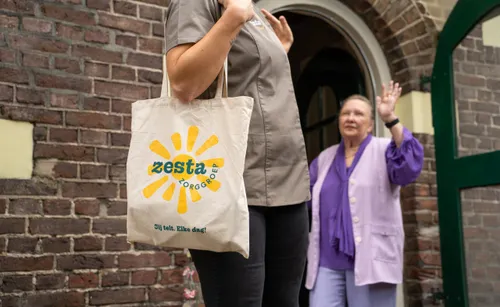 ZESTAxJAMESROBINSON_AL_okt25-66 tas met het logo van Zesta